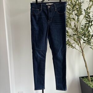 • [Levi’s] 720 High Rise Super Skinny Jean •